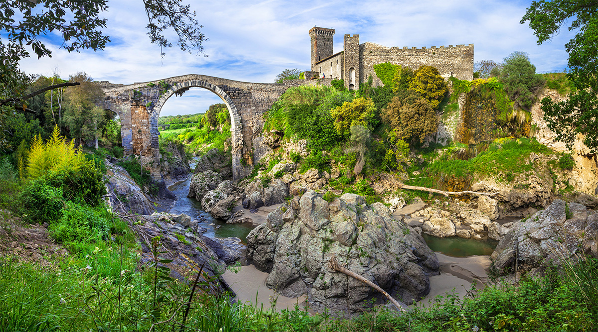 Il Castello dell'Abbadia ed il Ponte del Diavolo in tutto il loro splendore